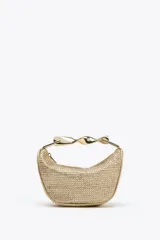 Bolso mini dorado con cuerpo trenzado y asa de mano metálica dorada. Incluye doble asa bandolera ajustable y extraíble, forro, bolsillo interior y cierre con cremallera.
