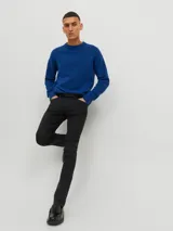 Jean negro de corte slim fit, con tiro bajo, rodilla ajustada y abertura de pierna ceñida. Diseño clásico de cinco bolsillos y cierre con botón.