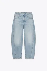 Pantalón de jean celeste de corte amplio, con tiro medio, cinco bolsillos y costuras torcidas.