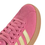 Championes Adidas VL Court 3.0 de gamuza rosa con detalles en amarillo pastel y suela de goma color caramelo.