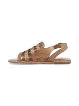 Sandalia chata color beige con estampado croco, hebilla metálica de ajuste en tobillo, forro sintético, plantilla de cuero y suela de TR.