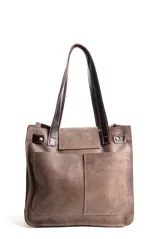 Cartera tipo tote de gamuza color marrón con flecos y detalles en cuero negro charol.