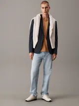 Remera color caramelo de corte holgado, confeccionada en 100% algodón. Tiene mangas cortas, cuello redondo y un bolsillo de parche en el pecho con etiqueta de la marca.