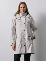 Gabardina impermeable color beige, marca Weatherproof. Tiene cierre central oculto con botones a presión, bolsillos delanteros con cierre y capucha no desmontable. Incluye forro interno desmontable.