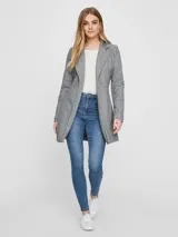 Gabardina gris con cinturón para ajustar a la cintura y bolsillos laterales.
