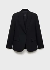 Traje sastrero rojo compuesto por blazer de corte recto con solapas de muesca y cierre de doble botón, chaleco con escote en V y pantalón de vestir de corte recto.