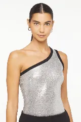 Blusa plateada de un hombro con ribete negro.