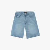Short de jean celeste con corte ancho, largo a la rodilla y ruedo desflecado. Tiene dos bolsillos traseros y parche con el logo de la marca en uno de ellos.