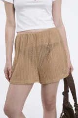 Short de crochet color blanco con cintura elastizada.
