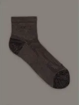Pack de 3 pares de medias de corte medio en colores negro, gris oscuro y gris claro, con logo CK en el tobillo y detalles acanalados en la parte superior.