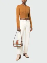 Bolso bandolera Longchamp modelo Box-Trot, tamaño mediano, color blanco con detalles en cuero marrón y herrajes dorados.