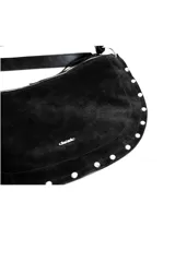 Cartera de hombro de gamuza negra con tachas plateadas en el borde inferior y correa ajustable.