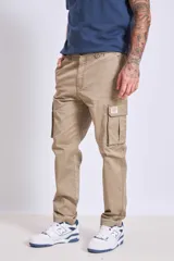 Pantalón cargo color beige, de corte recto, con bolsillos laterales con fuelle y cierre de solapa.