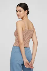 Musculosa de bretel fino con estampado animal print de cebra en tonos marrones, corte al cuerpo y escote cuadrado.