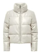 Chaqueta puffer color blanco hueso, con cuello alto, cierre frontal con cremallera y bolsillos laterales.