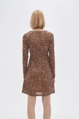 Vestido corto color beige con estampado animal print, escote en V, mangas largas y falda evasé con volados. Ajuste con lazo en la cintura.