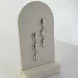 Aros colgantes plateados de acero quirúrgico hipoalergénico, con tres piezas martilladas con textura.