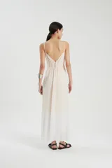 Vestido largo bretelero de voile con escote en V profundo y falda con vuelo, de algodón y viscosa.