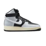 Zapatillas de caña alta Nike Air Force 1 High 07, color negro y gris con detalles en blanco.