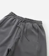 Bermuda masculina básica color negro confeccionada en algodón certificado BCI, con cintura elástica, cordón ajustable y bolsillos funcionales. Tejido leve y cómodo, ideal para looks casuales y versátiles.