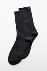 Calcetines altos color morado oscuro con hilo metalizado dorado y textura acanalada.