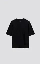 Remera negra de corte crop y calce oversize, con hombros caídos y cuello redondo.