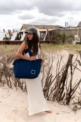 Bolso de mezclilla color azul oscuro, de tamaño amplio y diseño versátil.