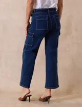 Jean cargo de denim azul oscuro, marca Angels of Difference. Tiro medio, pierna recta, pretina con pasadores, botón y cierre. Cinturón con hebilla metálica. Delantera, laterales y trasera con bolsillos.