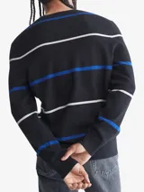 Sweater negro de algodón con rayas horizontales blancas y azules. Tiene cuello redondo y logo de Calvin Klein bordado en el pecho.