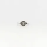 Anillo de plata 925 con circonias engarzadas, con una circonia rectangular central y circonias pequeñas a los lados.