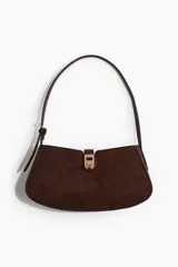Cartera baguette marrón de gamuza sintética con asa corta ajustable y cierre metálico dorado.