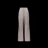 Pantalón deportivo Nike Windrunner Woven de mujer, color gris, corte holgado, cintura elastizada con cordón ajustable y bolsillos laterales.