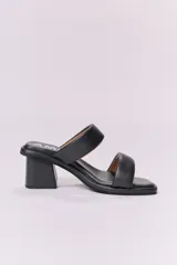 Sandalias negras de cuero con dos tiras anchas y taco cuadrado.