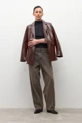 Pantalón de jean estilo barrel, color marrón oscuro con efecto desgastado. Presenta un calce holgado y tiro alto.