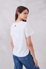 Remera blanca de algodón peinado con corte recto y mangas cortas.