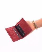 Tarjetero doble de cuero color rojo con forro interno.