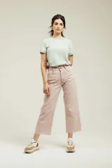 Pantalón de jeans color rosa, corte cropped y pierna ancha.