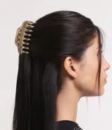 Pinza para el pelo dorada de metal texturizado. Accesorio para sujetar el cabello. Marca Accessories.