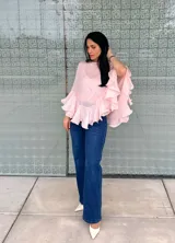 Blusa color gris con volados en las mangas y en el ruedo.