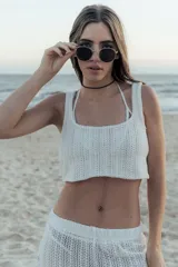 Top tejido color blanco, de breteles finos y corte cropped.