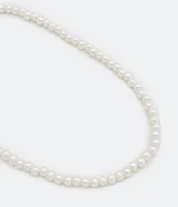 Set de dos collares plateados para hombre: uno de cadena de eslabones y otro de perlas.