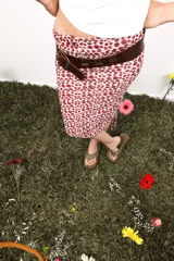 Faja de cuero marrón con hebilla metálica dorada.