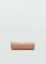 Estuche cilíndrico color beige con cierre de cremallera dorada y logo metálico rectangular.