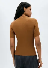 Blusa color verde claro, de tela acanalada, con cuello alto y mangas cortas.