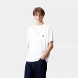 Remera verde militar de manga corta con bolsillo en el pecho izquierdo y logo de Carhartt bordado en el bolsillo.