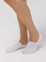 Kit de tres pares de medias blancas invisibles de algodón.