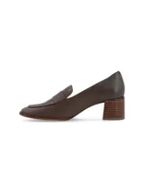 Zapato marrón de cuero con taco cuadrado de madera y detalle de cuero texturizado en la parte delantera.