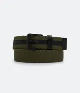 Cinturón verde militar de poliéster y elastano, con hebilla cuadrada negra de poliuretano y detalles en cuero sintético negro.
