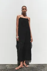 Vestido midi negro de tirantes finos con escote recto y detalle de bordados perforados a tono.
