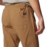 Pantalón de trekking color verde oliva, con corte recto, bolsillos laterales y traseros con cierre, rodillas articuladas y tejido repelente al agua.